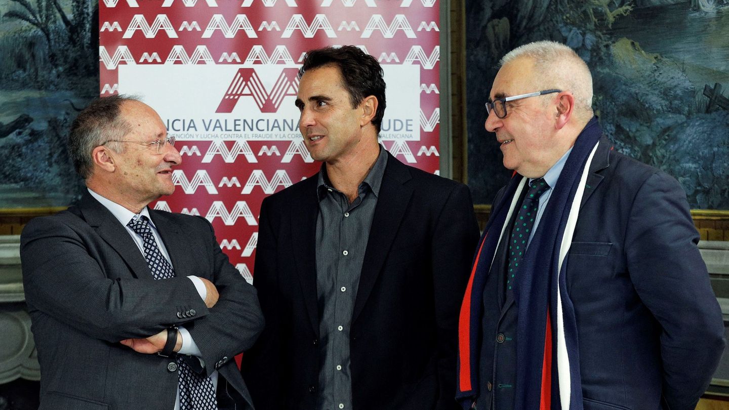Joan Llinares (i), con Hervé Falciani (centro), y el director de la Fundación Democracia y Gobierno Local, Rafael Jiménez Asensio (dcha), en un acto en Valencia. (EFE)