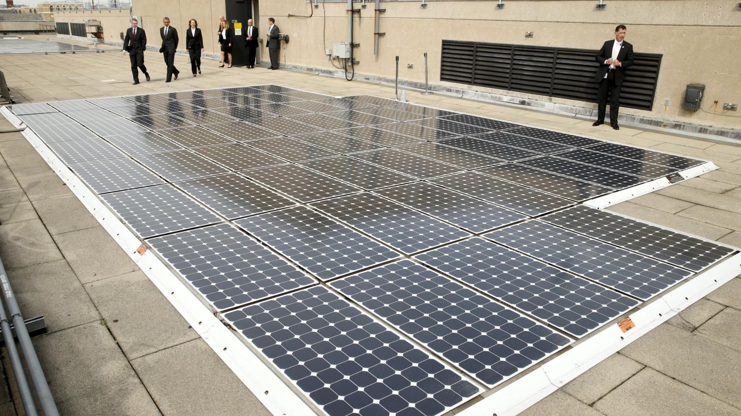 Tejado solar en el Departamento de Energia de EEUU, en Washington (EFE)