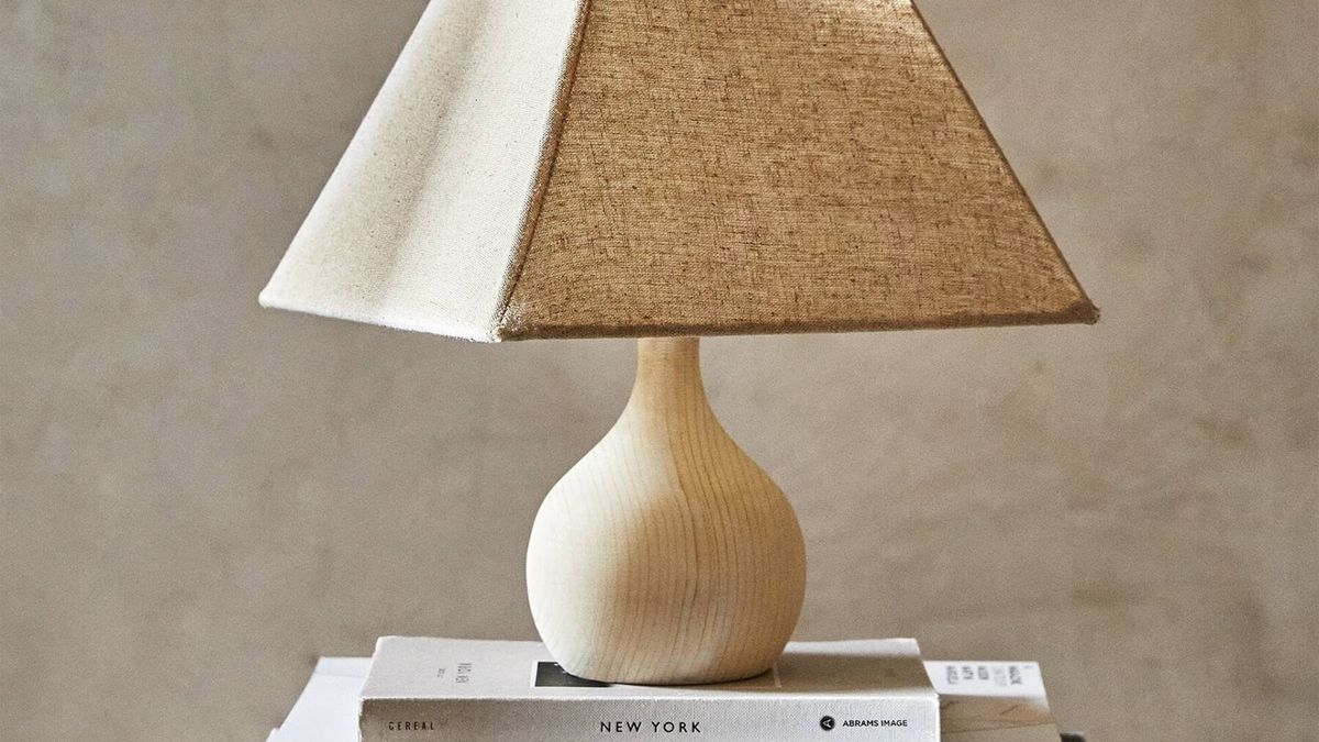 Un dormitorio con mucho estilo con esta lámpara de las rebajas de Zara Home