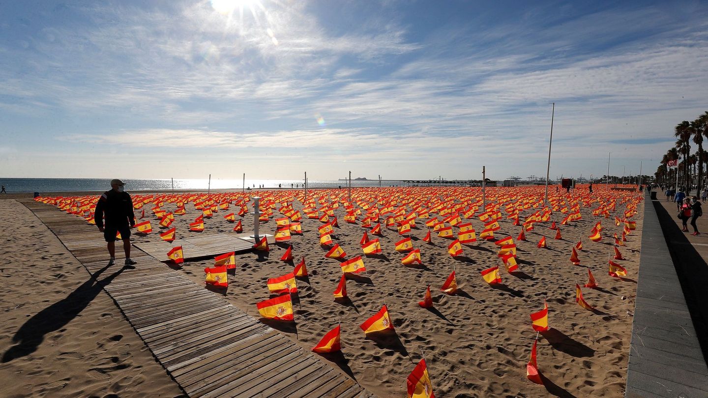 La playa de La Patacona del municipio valenciano de Alboraya ha amanecido este domingo con 53.000 banderas de España. (EFE)