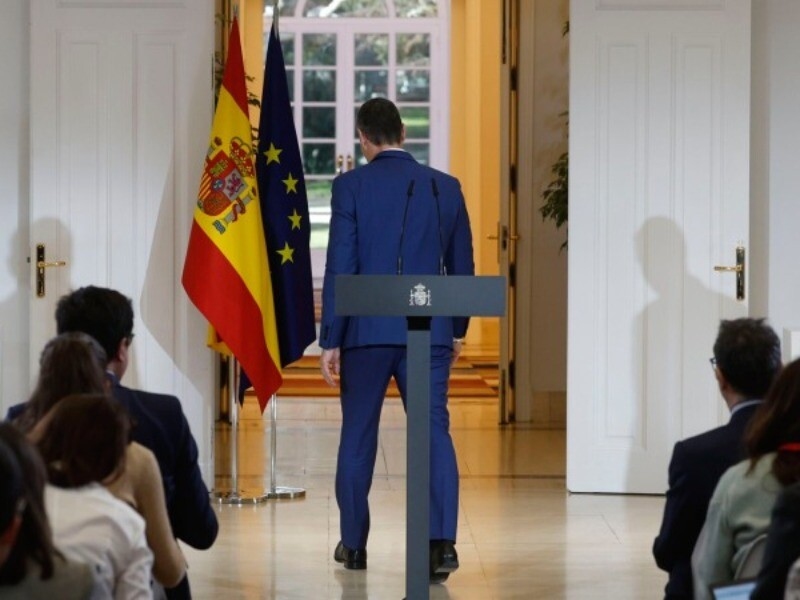 Foto de                                 Sánchez decide el futuro de España en soledad y bajo el influjo de su mujer                