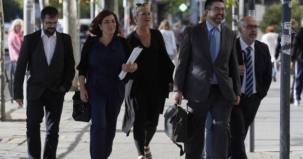 Foto:  Los concejales del Ayuntamiento de Madrid Carlos Sánchez Mato (2d) y Celia Mayer (2i), a su llegada hoy a los Juzgados de Plaza de Castilla. (EFE)