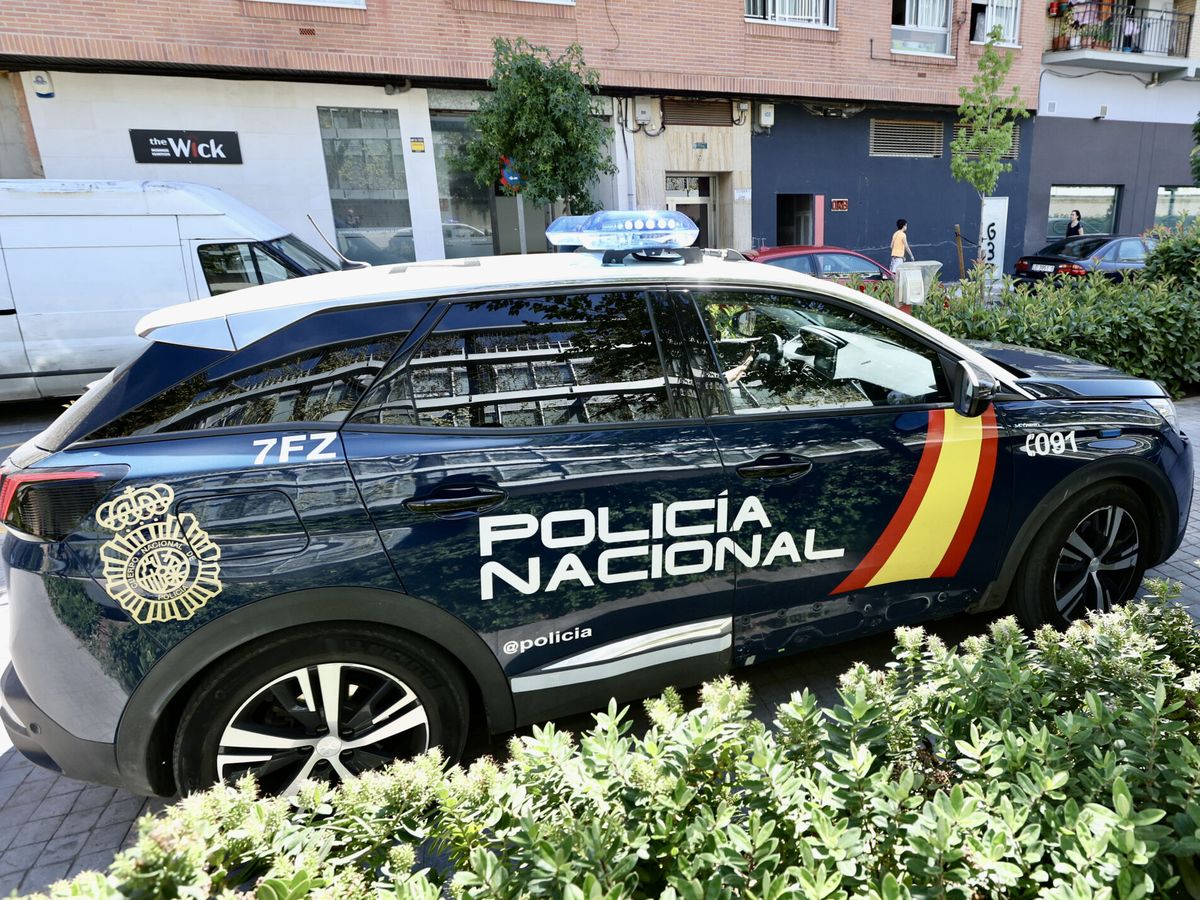 Foto: Llegada del coche policial al juzgado de Logroño con Francisco Javier Almeida. (EFE/Raquel Manzanares)