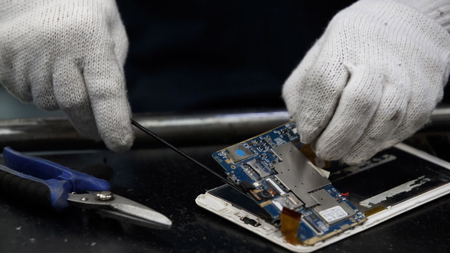 La reparación y reutilización de aparatos electrónicos va en aumento (EFE) 