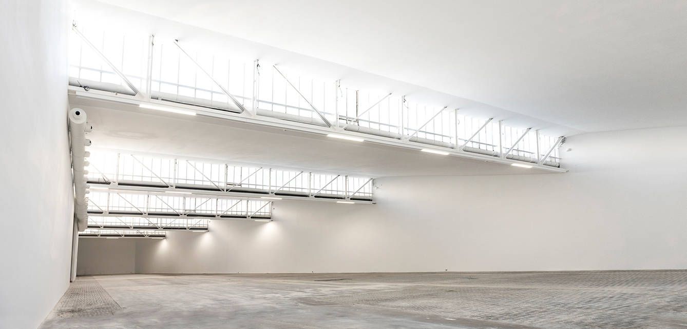 La nueva galería-espacio artístico nacido en Madrid se llama El Instante Fundación y su arquitectura está marcada por grandes ventanales y un blanco impoluto.