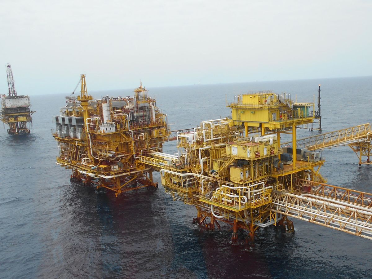 Foto: Una plataforma de petróleo en el mar. (EFE)