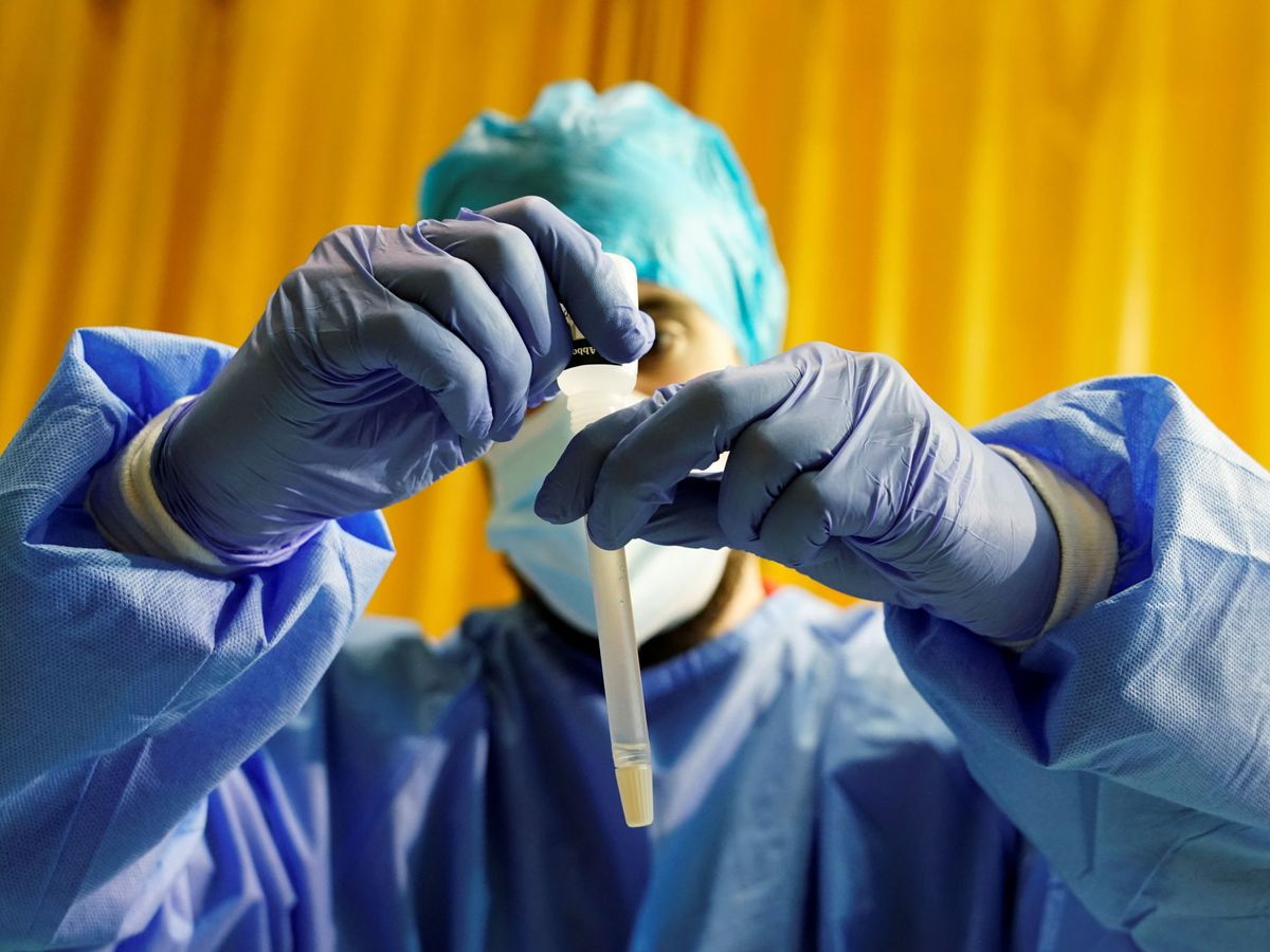 Foto: Una enfermera realiza un test de coronavirus en Alpedrete, Madrid. (Reuters) 