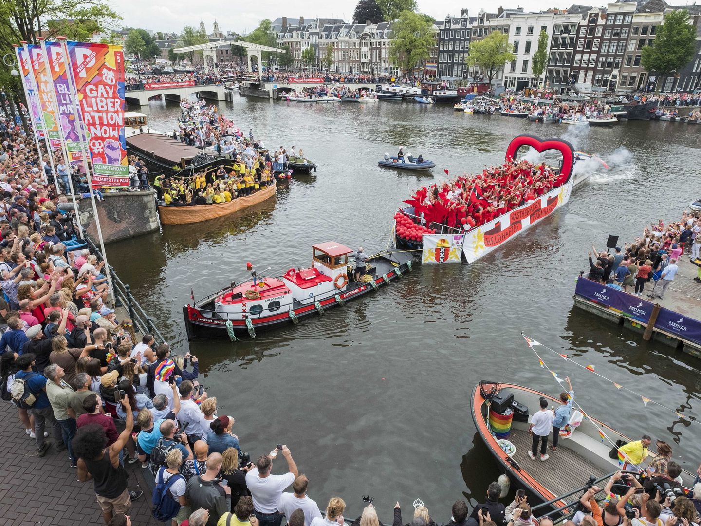 La celebración del Canal Parade, durante el Orgullo LGTB, en los canales de Ámsterdam. (Reuters)
