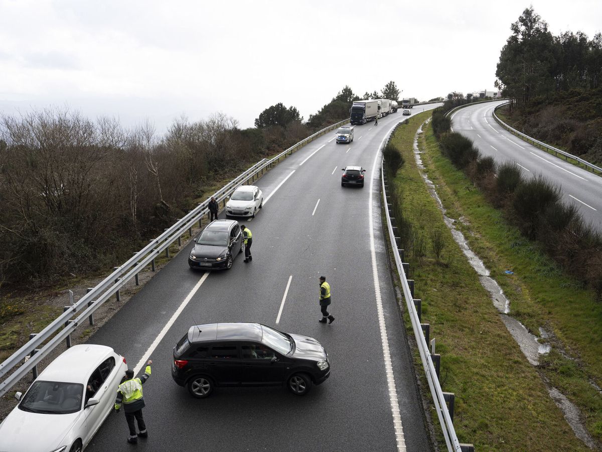 Foto: Imagen de archivo de una carretera en Galicia. (Adrián Irago/Europa Press)