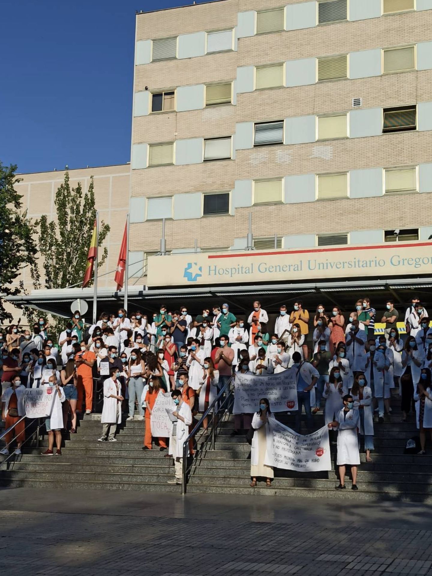 Concentración de MIR en la entrada del Hospital Gregorio Marañón. (Comité de Huelga MIR Madrid) 