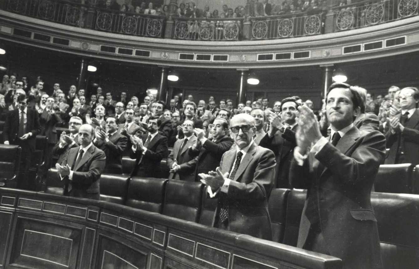Adolfo Suárez y varios diputados aplauden la aprobación de la Constitución de 1978. (EFE)