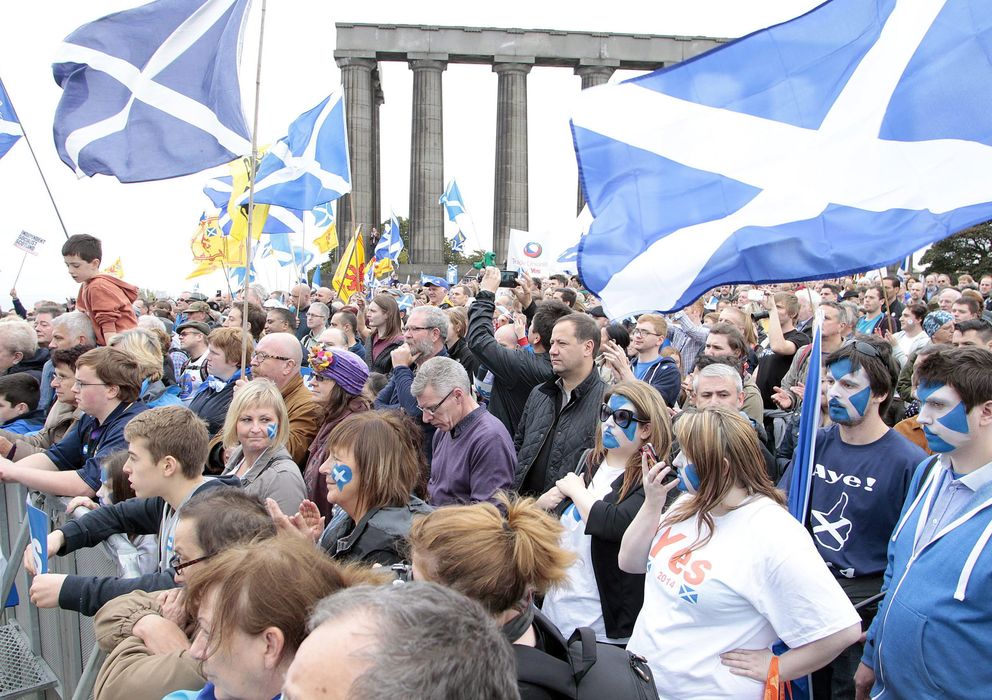 Foto: Manifestantes a favor de la independencia de Escocia durante una marcha en Edimburgo (Reuters).