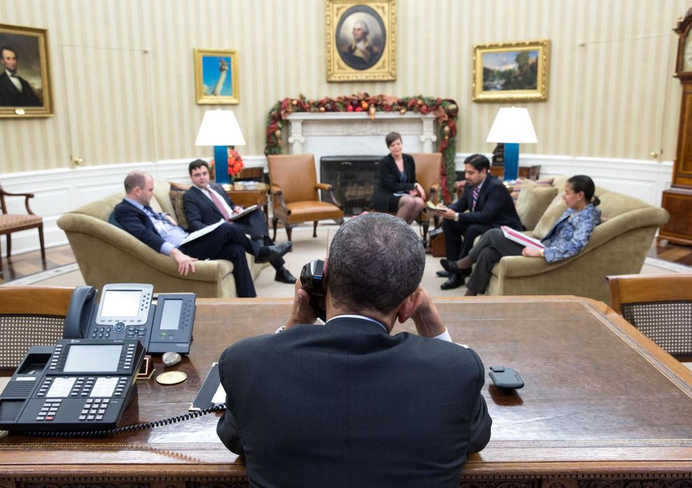 Foto: El presidente Barack Obama habla con el líder cubano Raúl Castro desde el Despacho Oval, en la Casa Blanca, Washington (Reuters). 