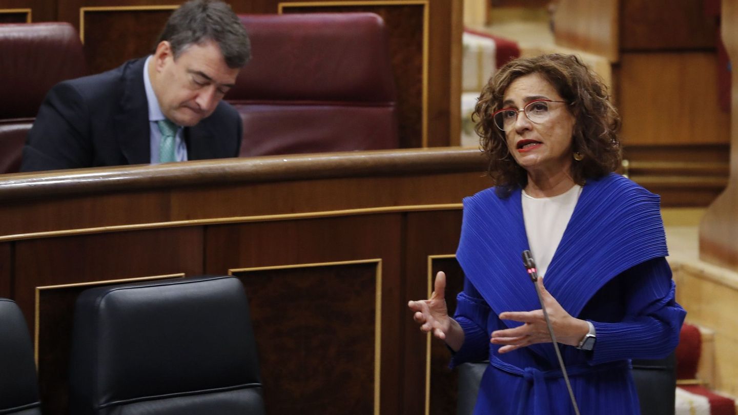 La ministra de Hacienda, María Jesús Montero. Detrás, Aitor Esteban (PNV). (EFE)