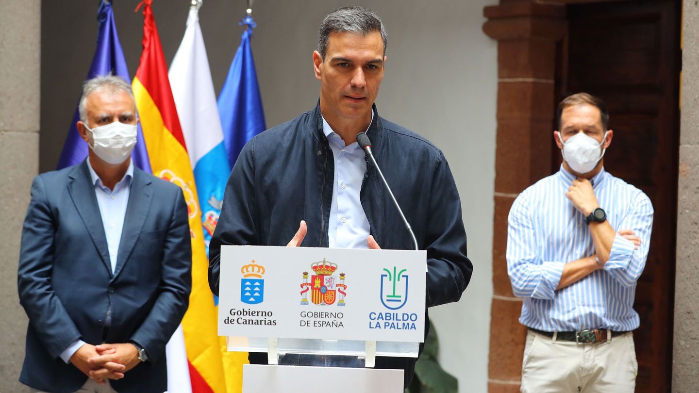 El presidente del Gobierno, Pedro Sánchez; el presidente del Gobierno de Canarias, Ángel Víctor Torres (i), y el presidente del Cabildo de La Palma, Mariano Hernández Zapata (d). (EFE)