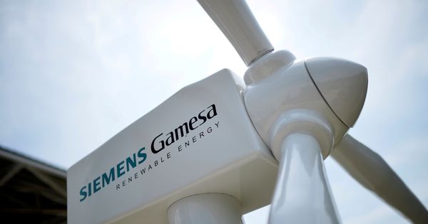 Foto: El logo de Siemens Gamesa en una turbina de aire. (Reuters)
