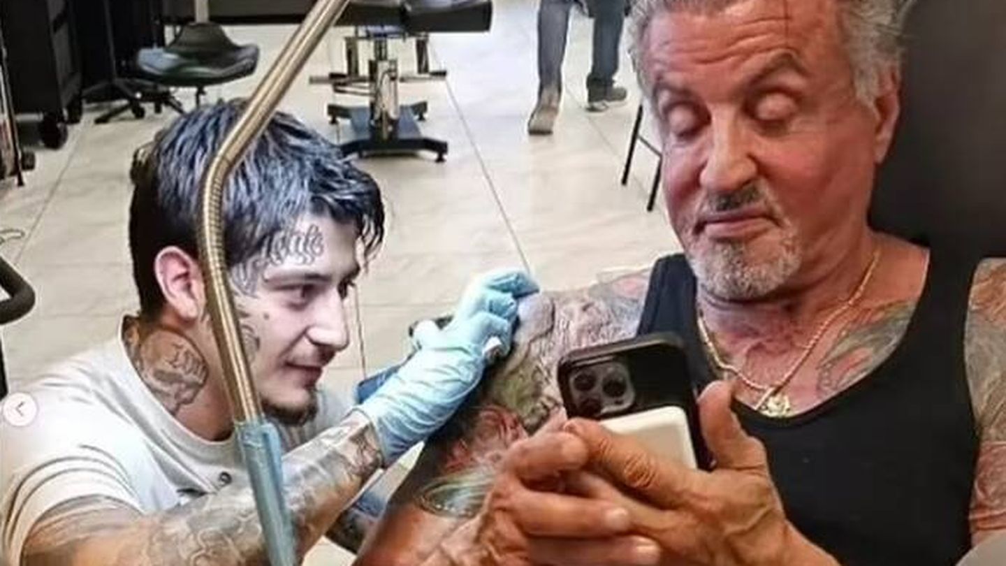 El actor, en pleno de proceso de tapar su tatuaje. (Instagram/@zachperezart)