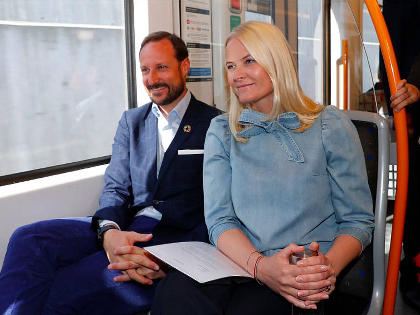 Mette-Marit y Haakon en el metro literario. (Casa Real de Noruega)