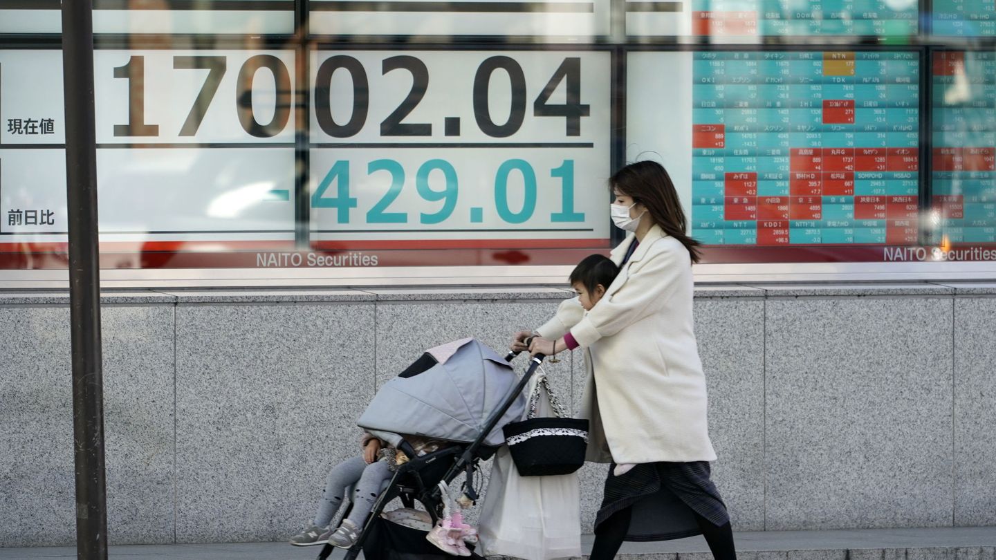 Una mujer pasea ante una entidad financiera en Japón. (Reuters)