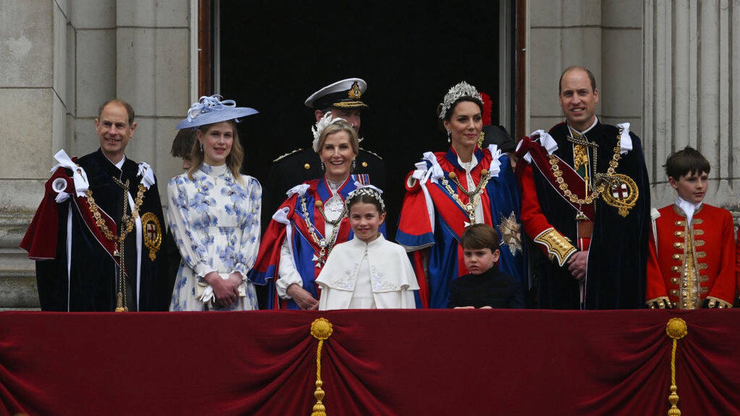 La familia real británica posa en el balcón del palacio de Buckingham después del acto. (Getty)