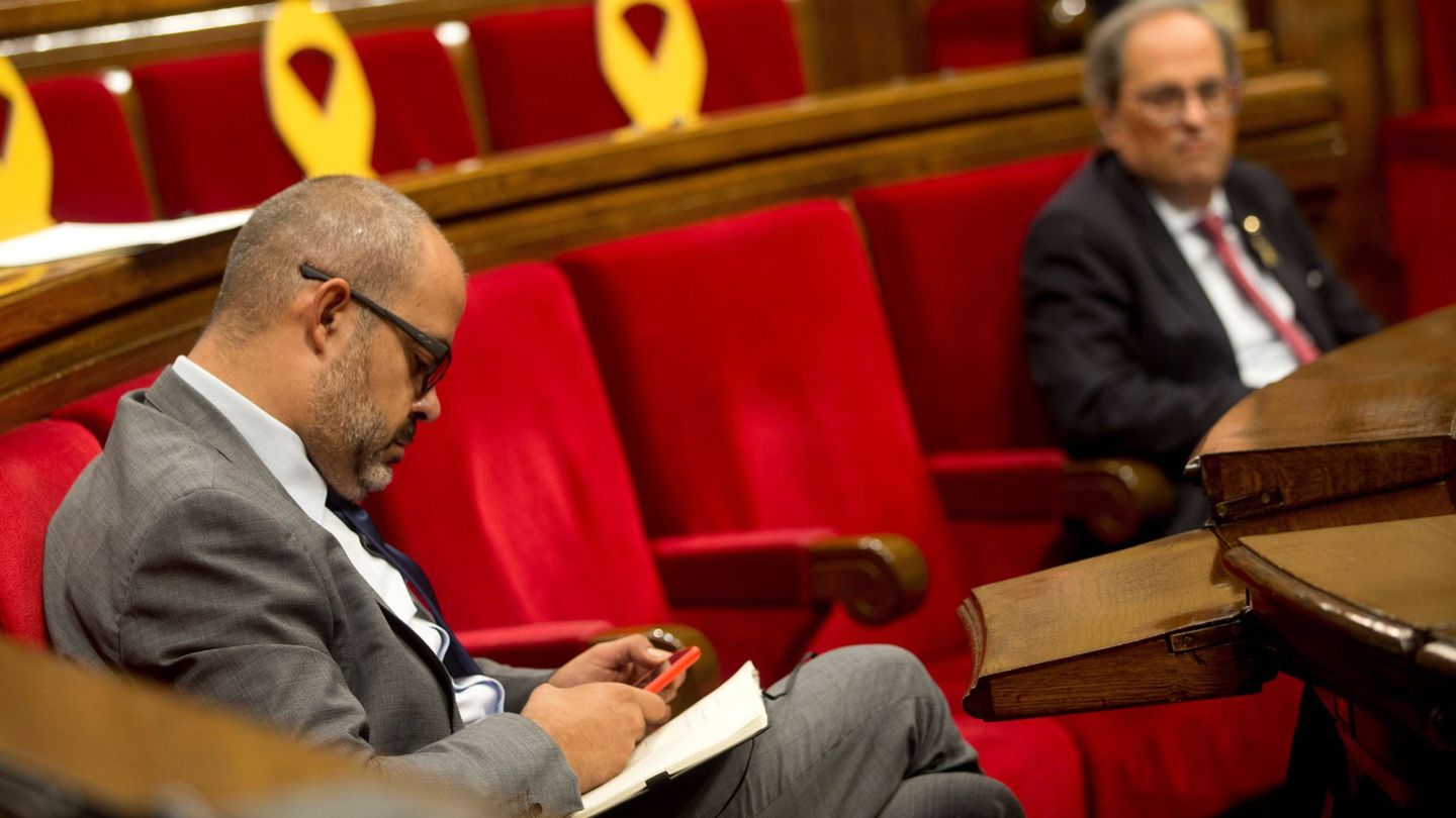 El 'conseller' de Interior, Miquel Buch, y el presidente de la Generalitat, Quim Torra. (EFE)