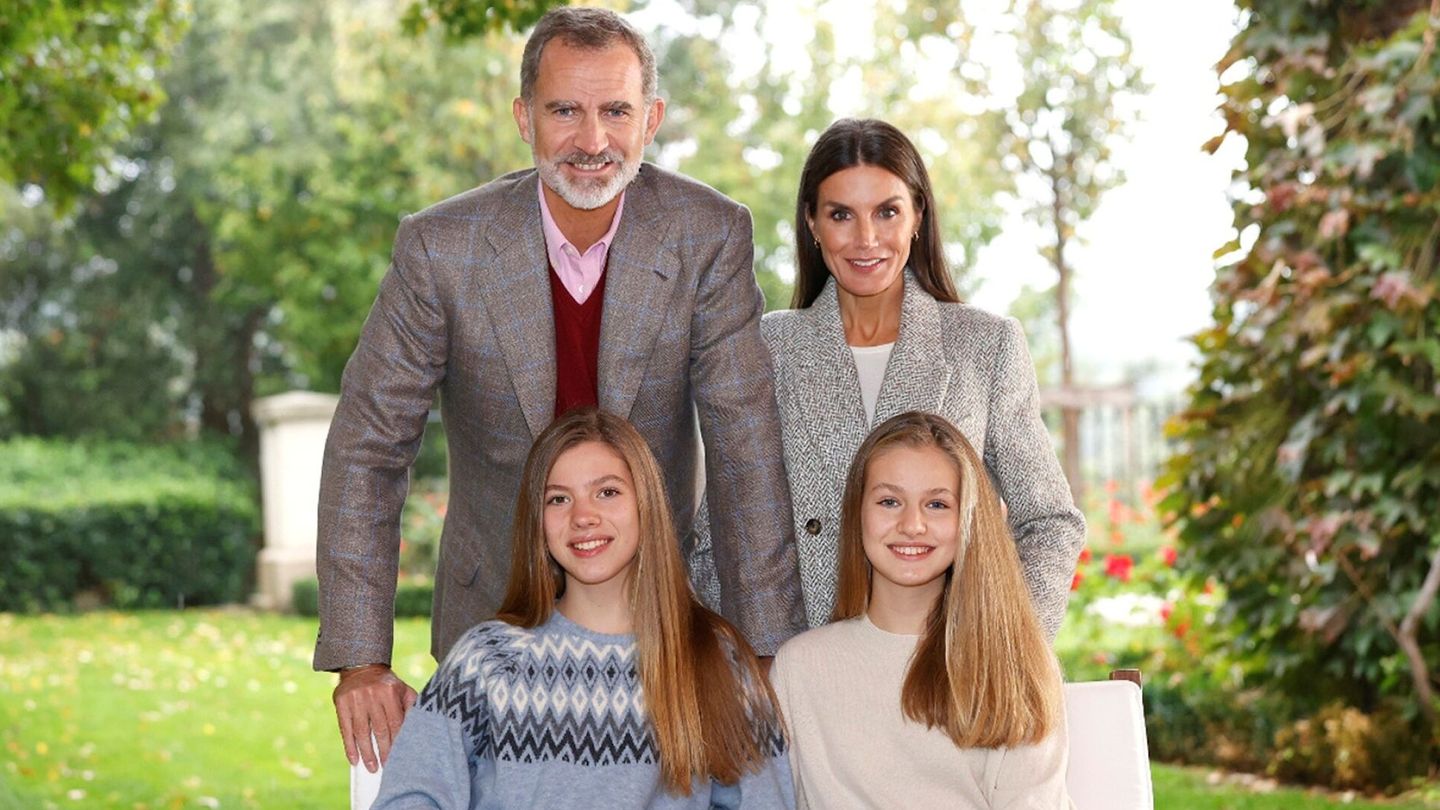 Esta es la fotografía familiar escogida por el rey Felipe y la reina Letizia para su propia felicitación. (EFE/Casa Real)
