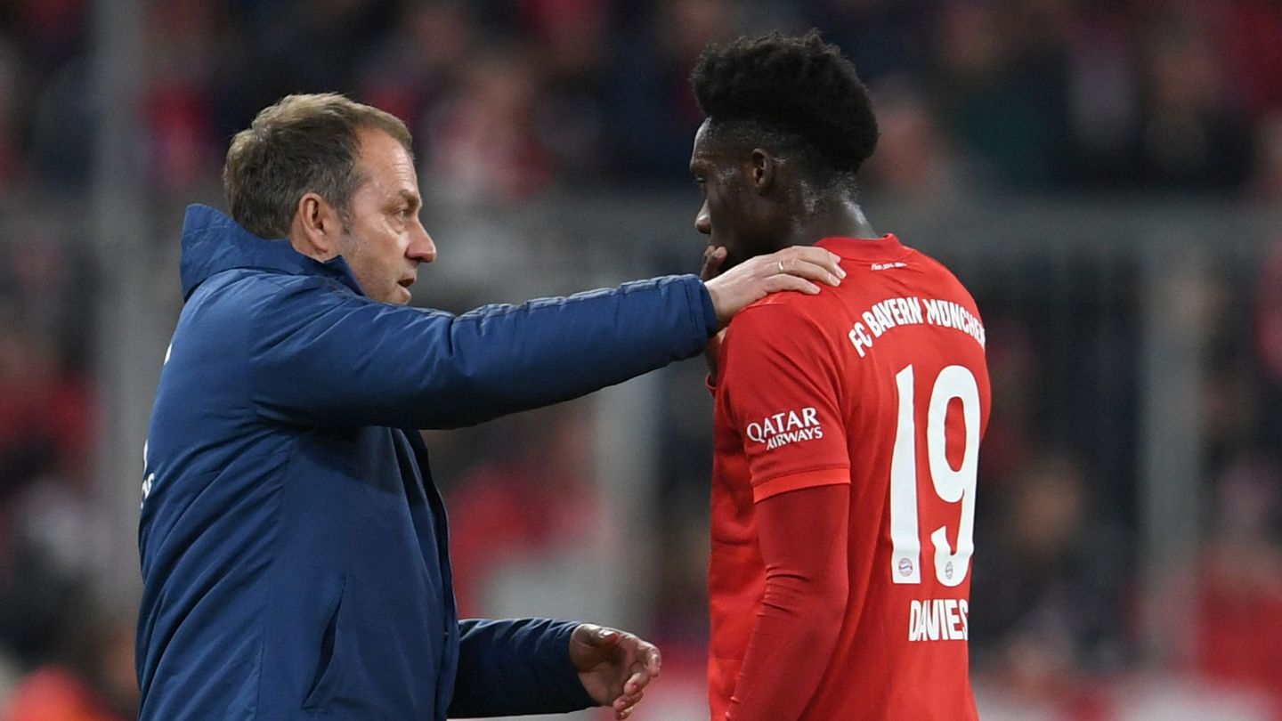 Flick da instrucciones tácticas a Davies durante un partido del Bayern. (Reuters)
