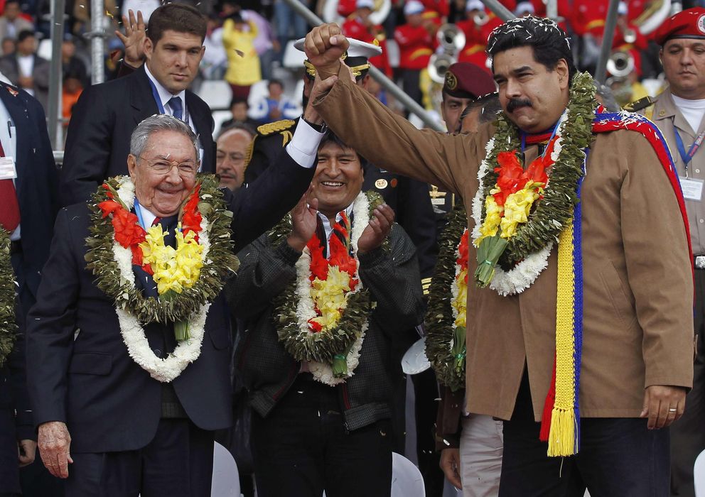 Foto: El mandatario cubano Raúl Castro (i) junto al líder venezolano Nicolás Maduro en la ceremonia de bienvenida de la cumbre del G77 en Bolivia (Reuters). 