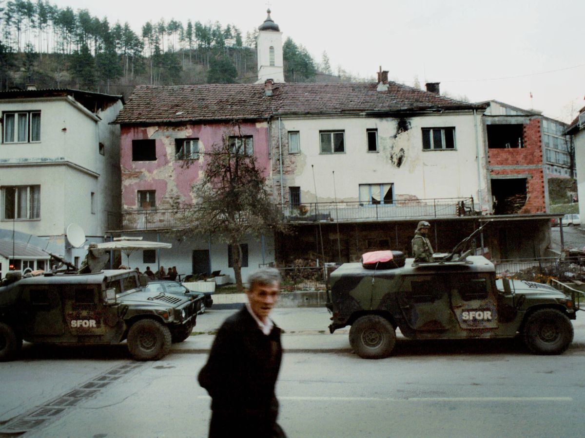 Foto: Soldados estadounidenses en Srebrenica, Bosnia, en el 2000, cinco años después del fin de la guerra. (Getty/Newsmakers/Kael Alford)