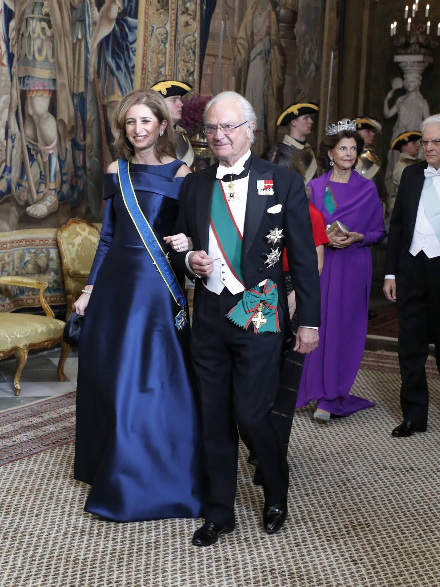 Laura Mattarella, con el rey Carlos Gustavo. (Cordon Press)