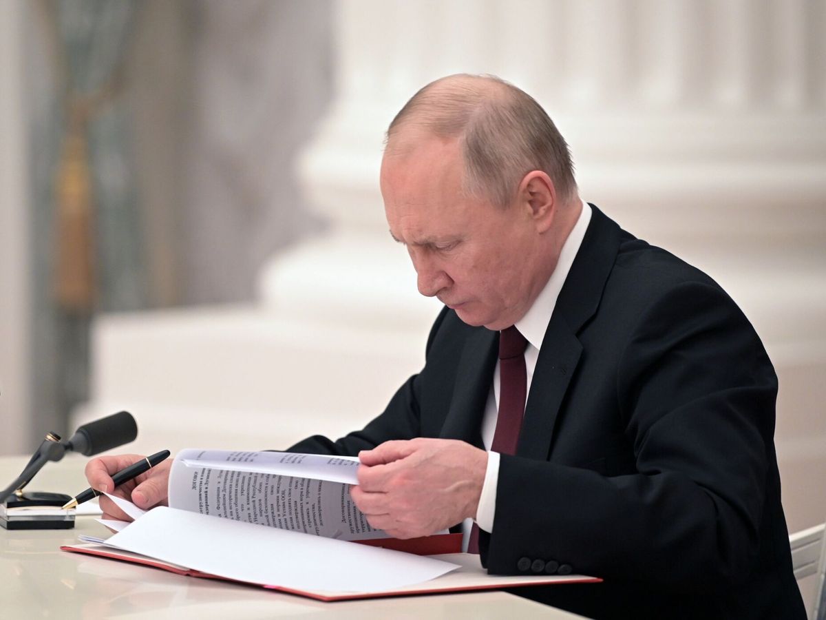 Foto: Vladimir Putin firma el decreto que reconoce la independencia de Donetsk y Lugansk. (Reuters)