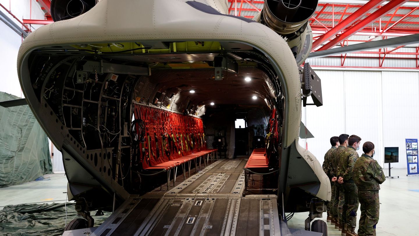 Interior del CH-47 Chinook español, durante su presentación a comienzos de año en la base Coronel Maté en Guadalix de la Sierra (Madrid). (EFE)