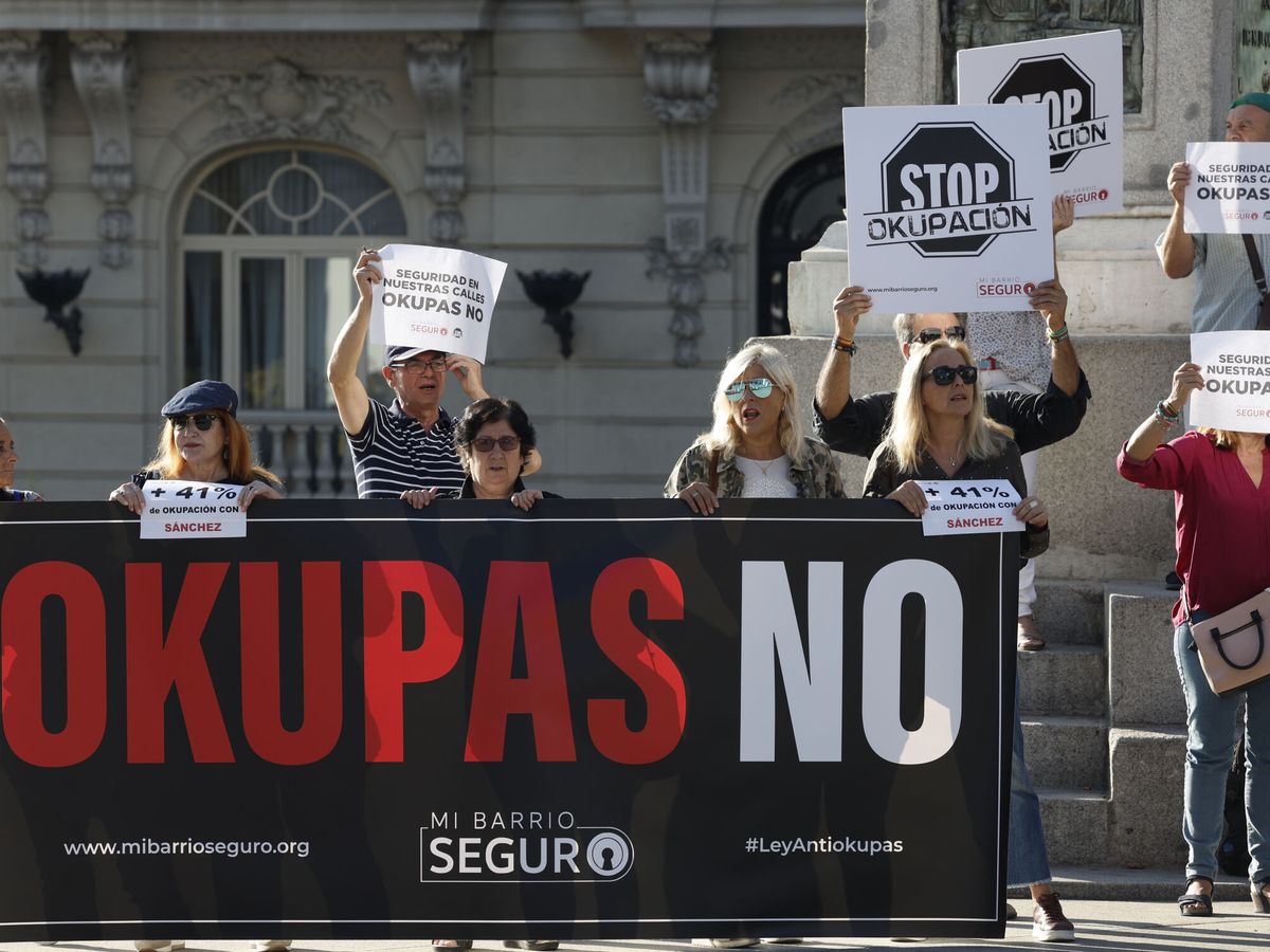 Foto: Manifestación contra la okupación ante el Congreso. (EFE/J. J. Guillén) 