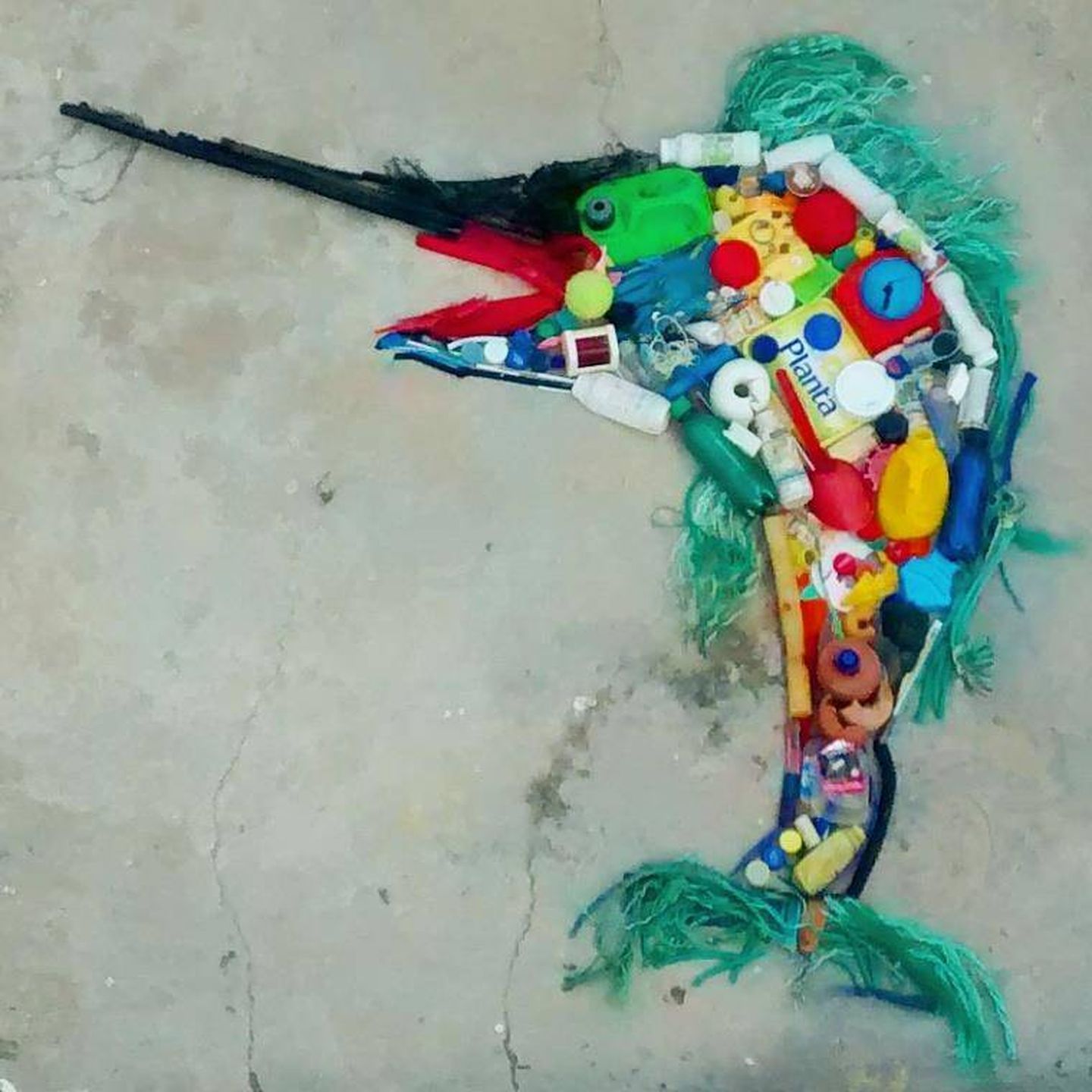 Pez espada hecho con trozos de plástico recogidos en una playa por Patri y Fer, los promotores de Vivir sin plástico (Vivir sin plástico | Facebook)