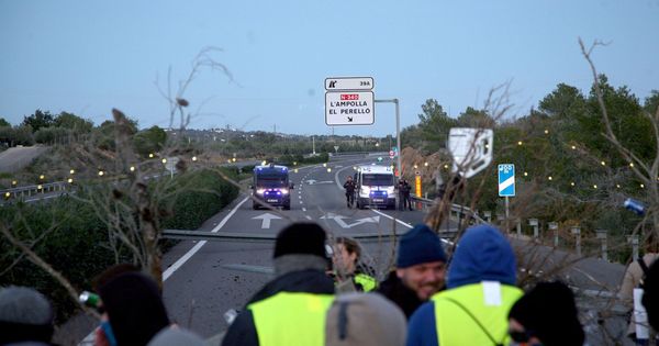 Foto: El corte de tráfico organizado por los Comités de Defensa de la República (CDR) en la AP-7 a su paso por L'Ampolla (Tarragona). (EFE)