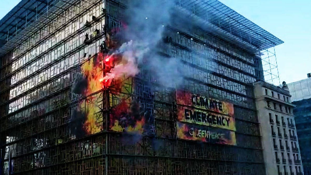 Greenpeace 'prende fuego' a la sede donde se celebrará la cumbre de la UE en Bruselas