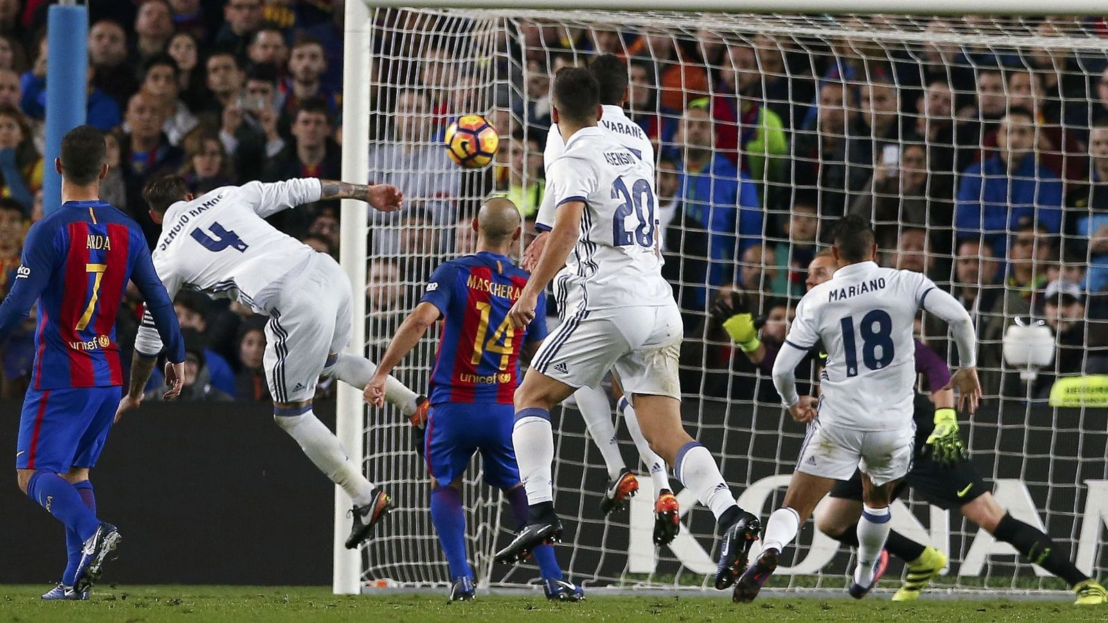 Foto: Sergio Ramos marca el gol del empate en el último clásico ante el FC Barcelona. (Reuters)