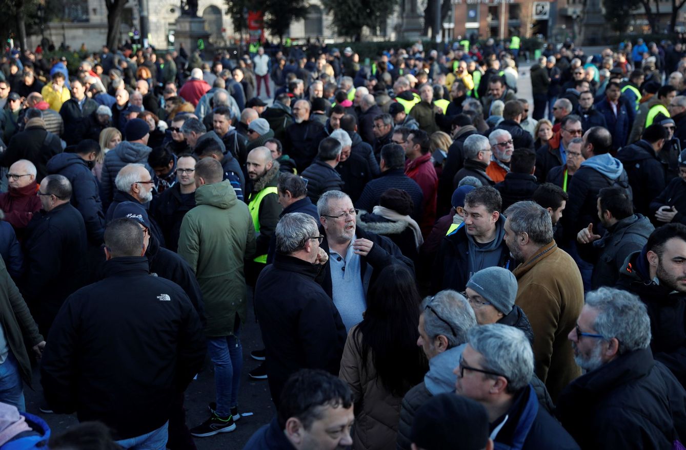Cientos de taxistas esperan el comienzo de la votación a partir de las 16:00 en la Plaza de Cataluña de Barcelona. (EFE)