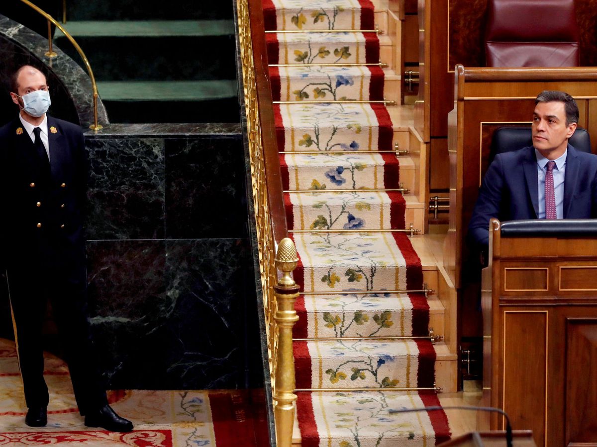 Foto: Pedro Sánchez en el Congreso. A su derecha, un ujier con mascarilla para protegerse del coronavirus. (Reuters)