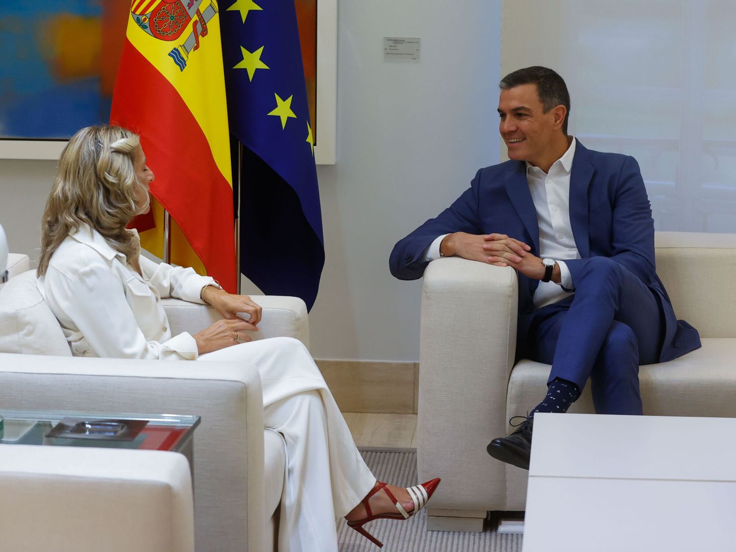 Pedro Sánchez y Yolanda Díaz conversan en una reunión en Moncloa (EFE/Juan Carlos Hidalgo)