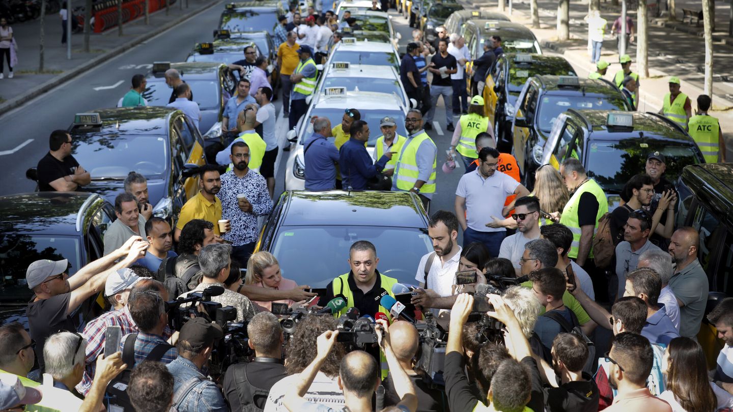 El portavoz de Elite Taxi, Tito Álvarez, atiende a los medios en una movilización en Barcelona en 2022. (EFE)