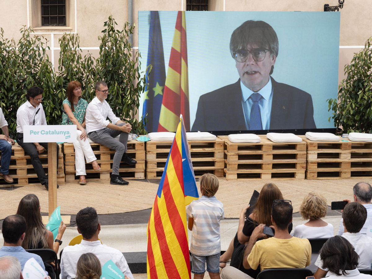 Foto: Carles Puigdemont, en su intervención en uno de los mítines de Junts en campaña. (EFE / David Borrat)