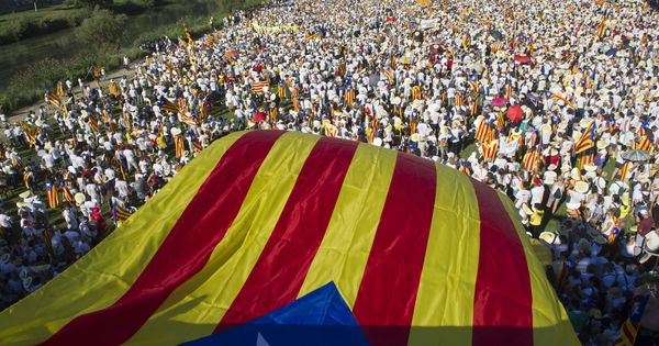 Foto: Manifestación bajo el lema 'A punt', organizada en Lleida por las entidades independentistas Asamblea Nacional Catalana (ANC) y Òmnium Cultural. (EFE)