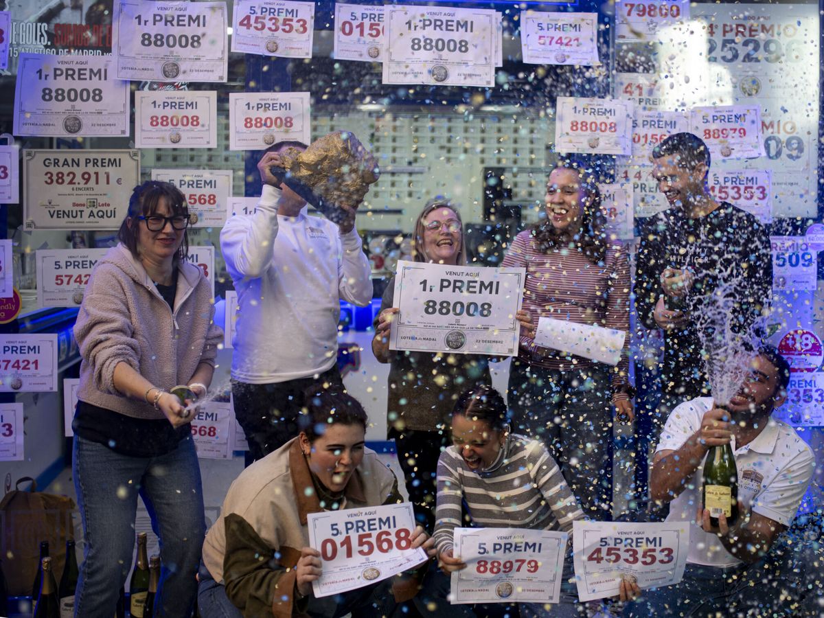 Foto: Grupo de personas celebrando que ganaron el Gordo de Navidad (Lorena Sopena/Europa Press)