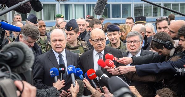 Foto: El ministro de Interior francés, Bruno Le Roux (izq.), junto a su homólogo de Defensa, Jean-Yves Le Drian (dcha.). (EFE)