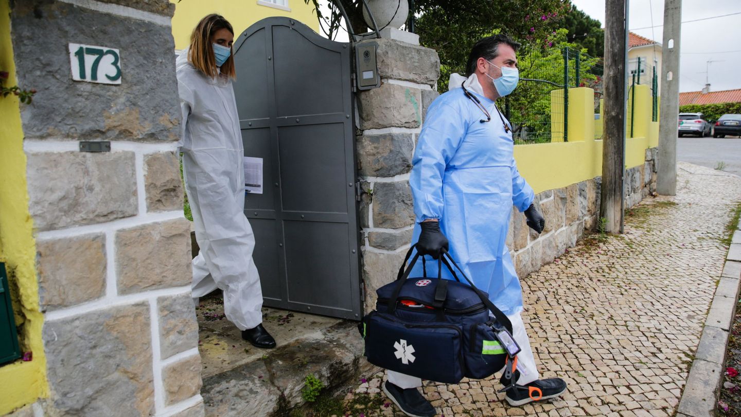 Un equipo de sanitarios practica test de diagnóstico a domicilio en Cascais (Portugal). (EFE)