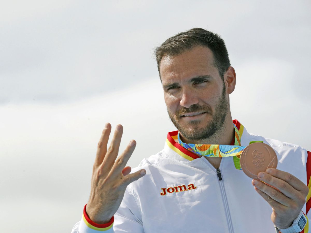 Foto: Saúl Craviotto con la medalla de oro en la final k1 200 metros en Río 2016. (Efe)