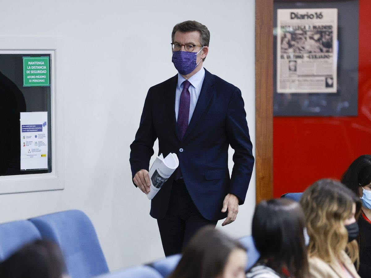 Foto: El presidente del PP, Alberto Núñez Feijóo, en la sala de prensa de Moncloa. (EFE/Chema Moya) 