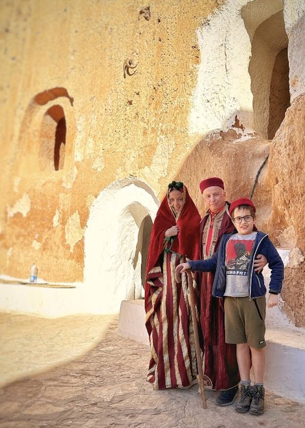 Turistas ataviados con ropas bereberes. (Youssef Ayari)