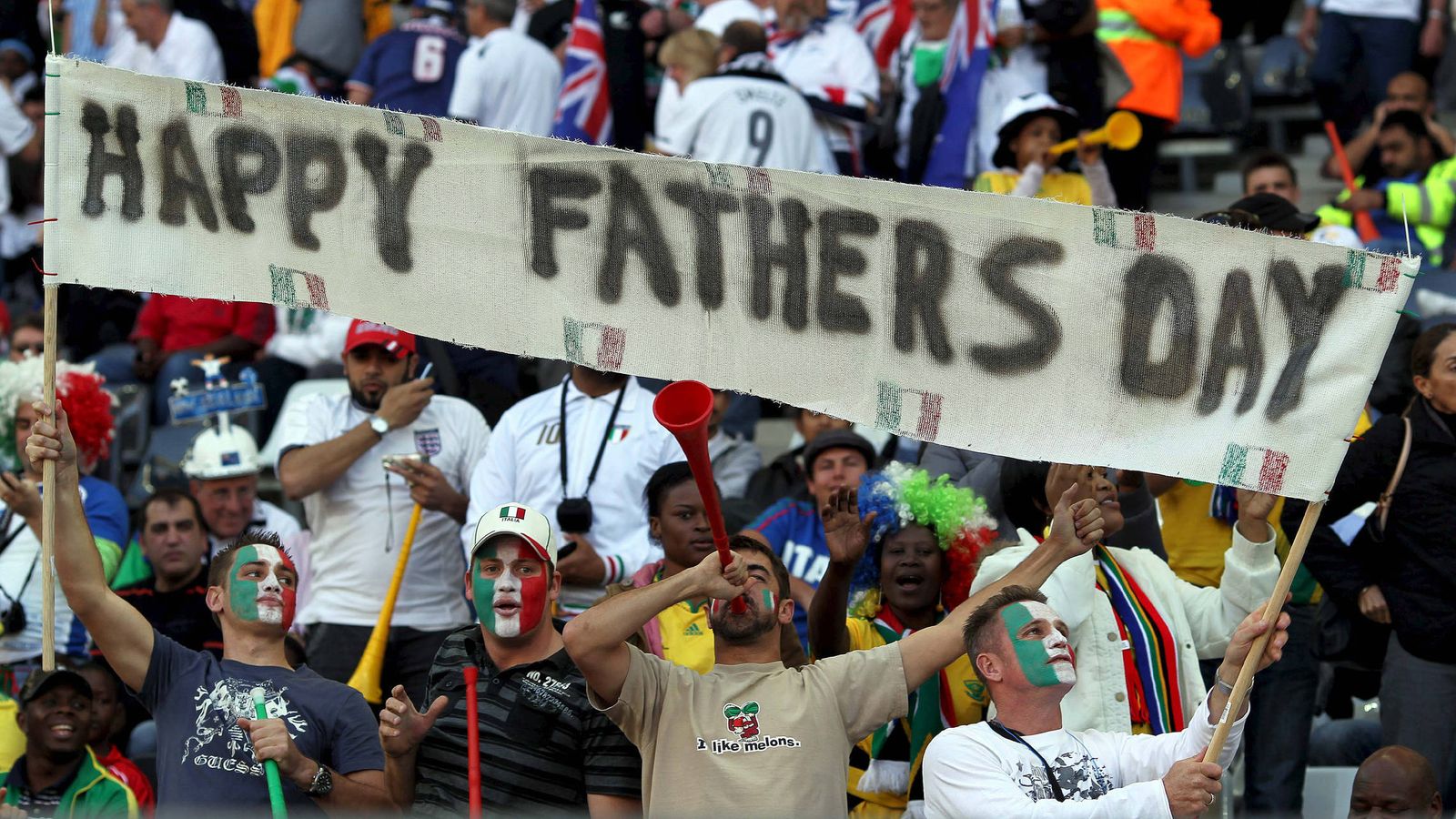 Foto: Una pancarta de 'Feliz día del padre' durante un partido Italia-Nueva Zelanda | EFE